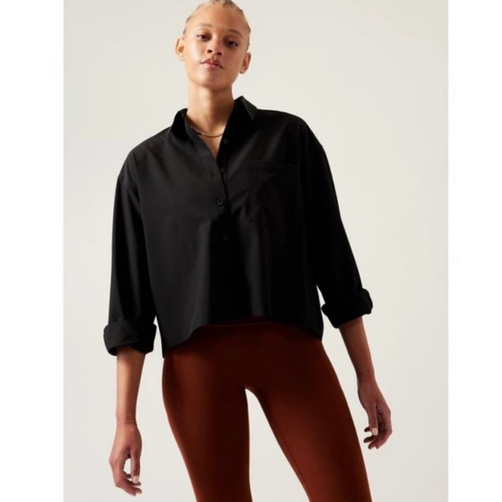 Athleta cropped black button up long sleeve shirt